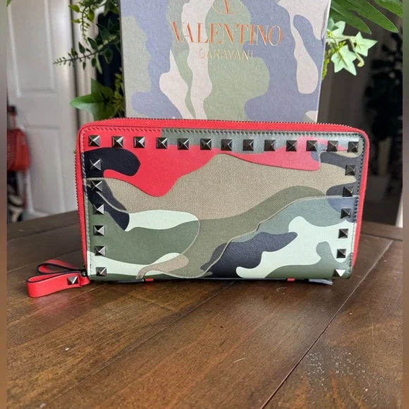 🌟🌟SOLD🌟🌟EUC Valentino Nappa Canvas Camouflage Rockstud Organizer Wallet - Picture 3 of 12